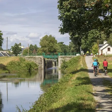 Equestre Au Bord Du Canal Nantes A Brest Holiday home *
